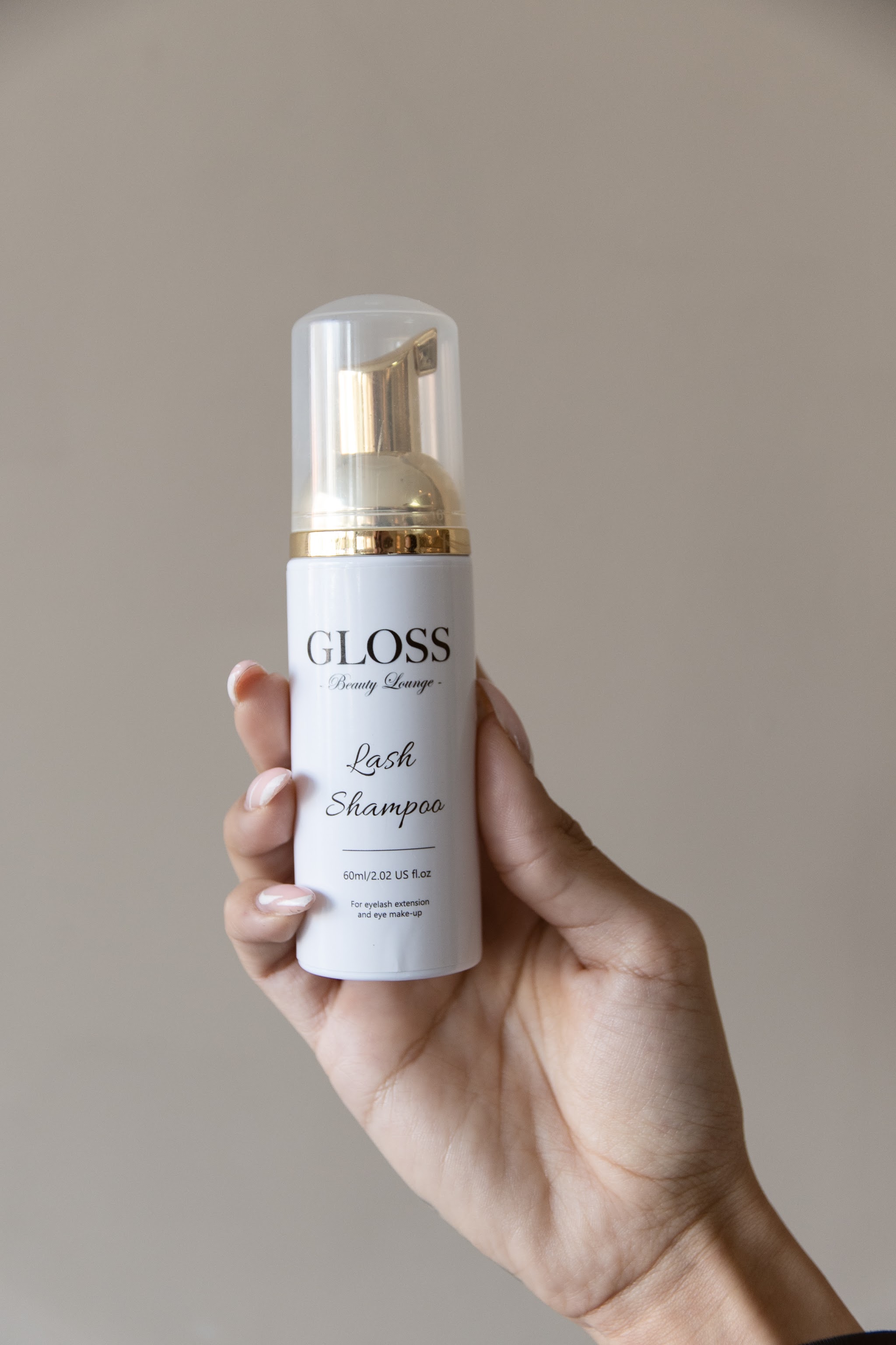 Een fles GLOSS Beauty Lounge Lash Shampoo