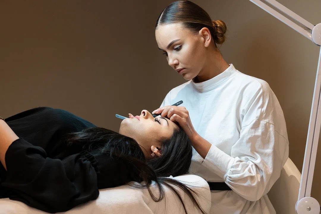 Wimperextensions worden gezet in de salon