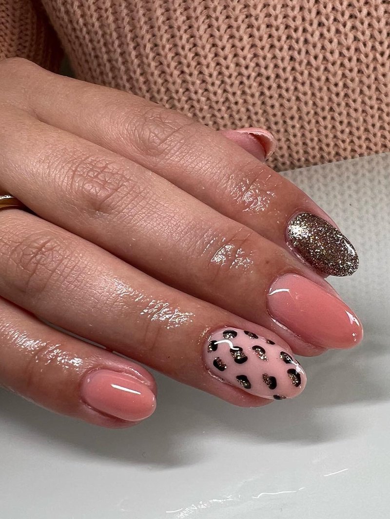 Amandelvormige nagels met glitter en een luipaardaccent, werk van Natascha