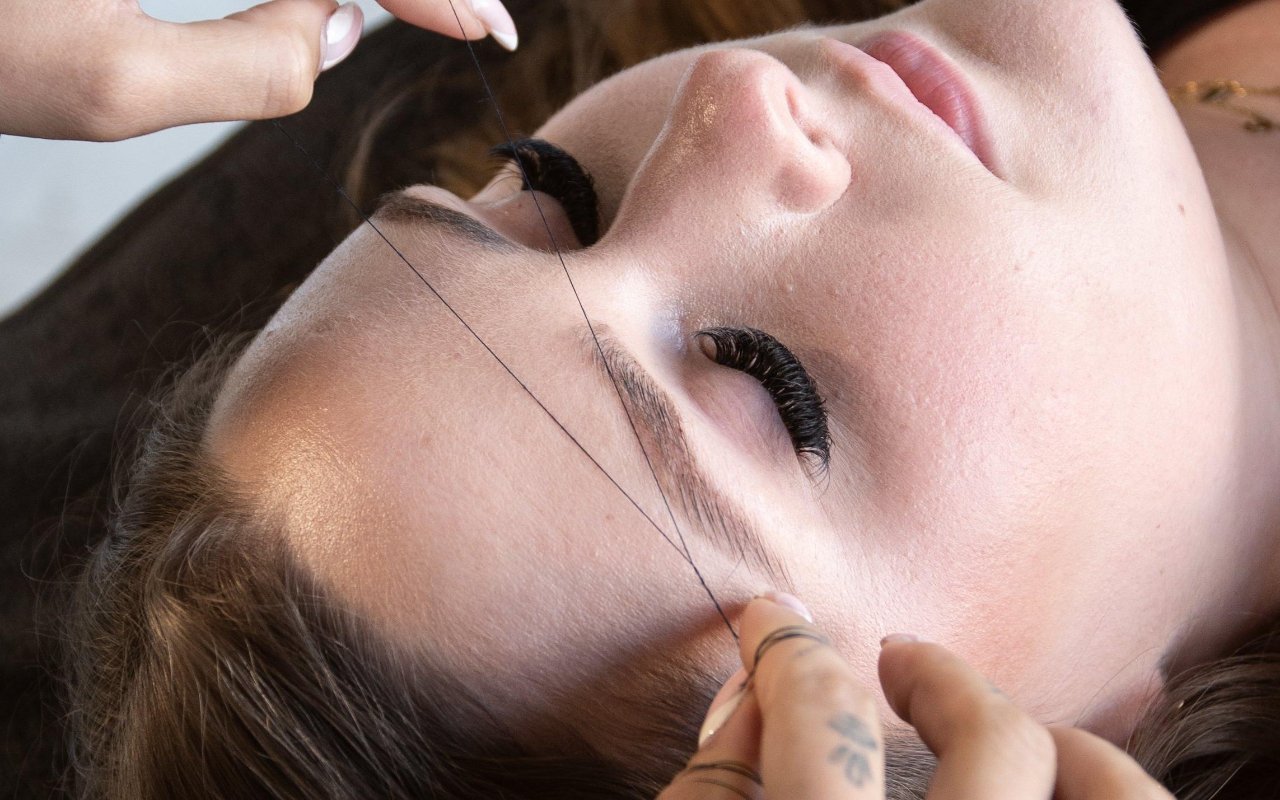 Wenkbrauwen threaden in de salon