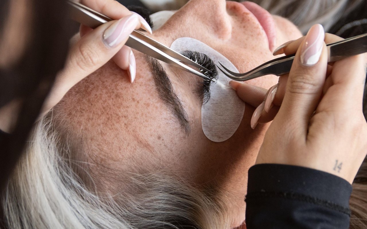 Wimperextensions zetten met een pincet