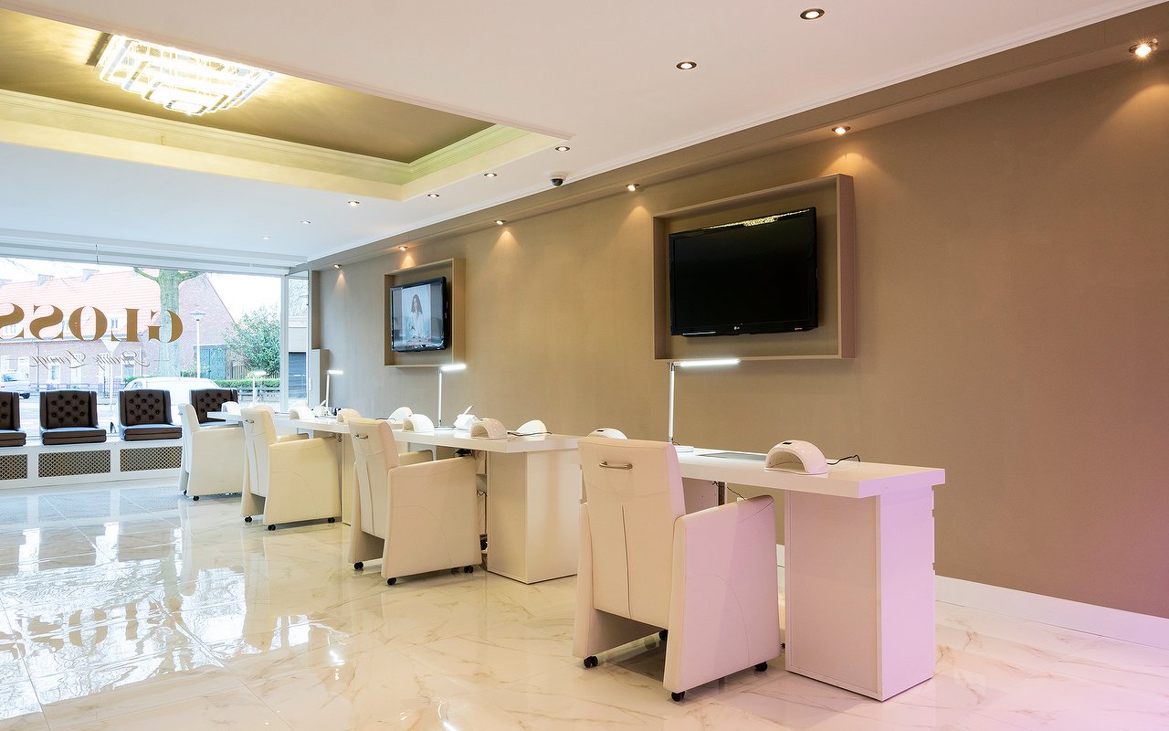 De lounge met witte behandelstoelen en marmeren vloer